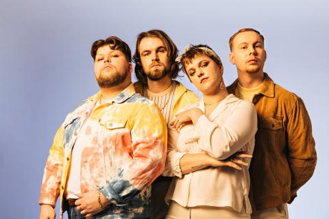 Musiker:innen von die Kerzen in Pose