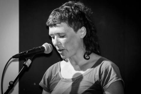 Schwarz-weiß Foto einer Frau vor einem Mikrofon