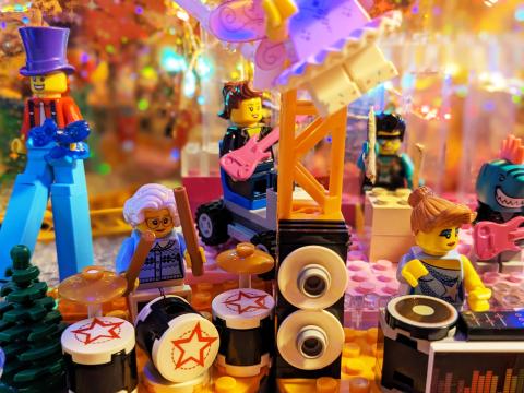 Szene aus LEGO-Steinen einer Band auf der Bühne