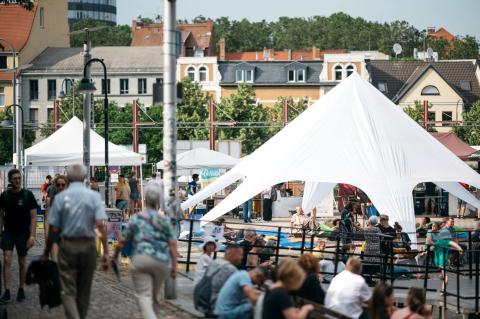 Publikum auf dem Theatervorplatz und Schillergässchen beim Schranken Los!-Festival