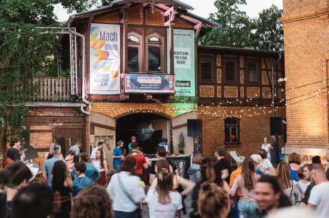 Party im Innenhof beim Schranken Los!-Festival Jena