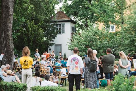 Publikum in Schillers Garten beim Schranken Los!-Festival